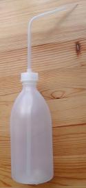 Foto: 16.006: Plastová lahev s dávkovačem na plnění odpařovače Nassenheider